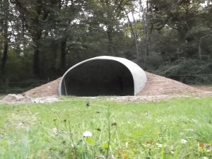 Dôme en ferrociment achevé, semi-enterré dans un talus