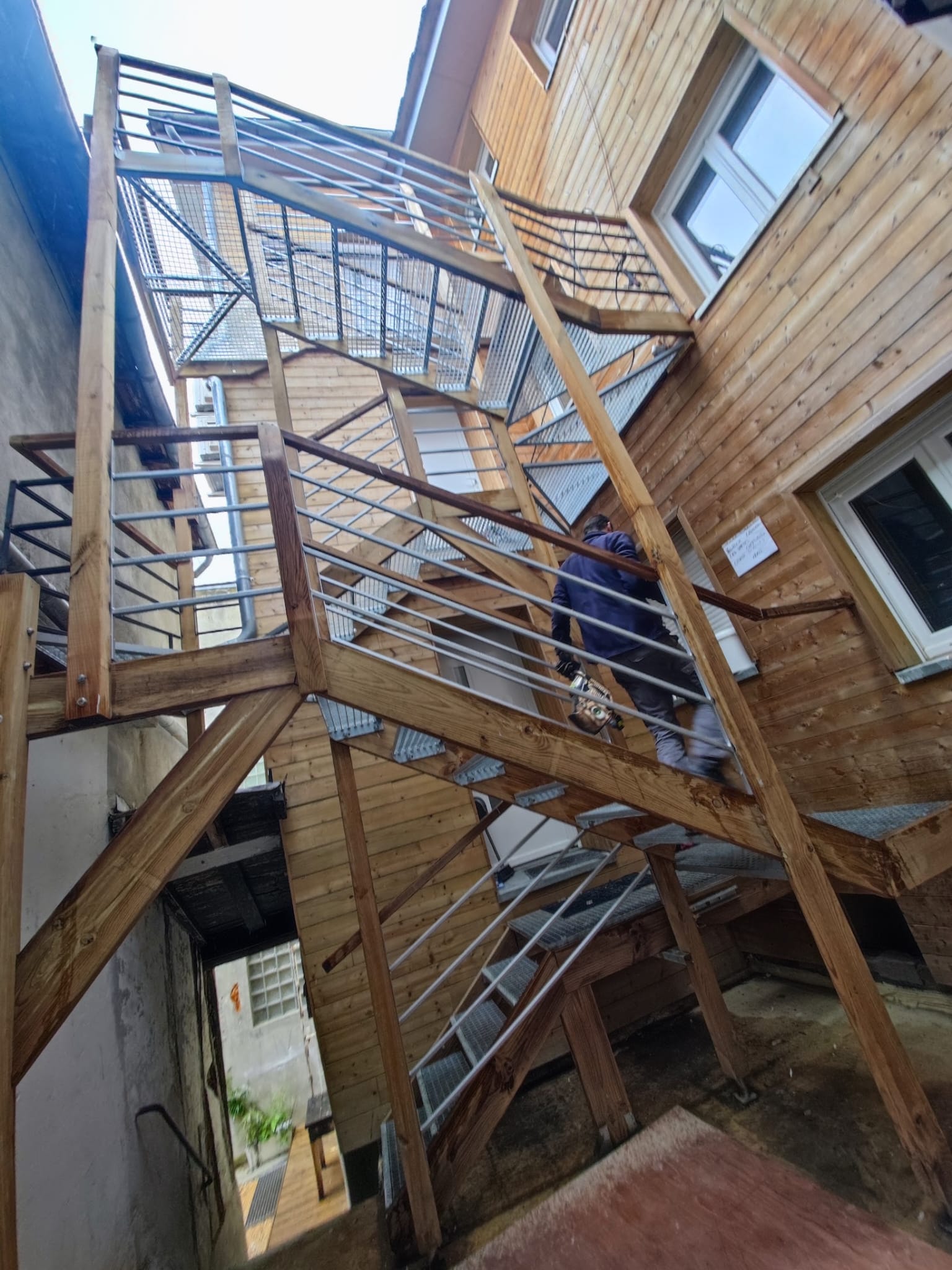 Vue d'ensemble de la cage d'escalier extérieure sur plusieurs niveaux