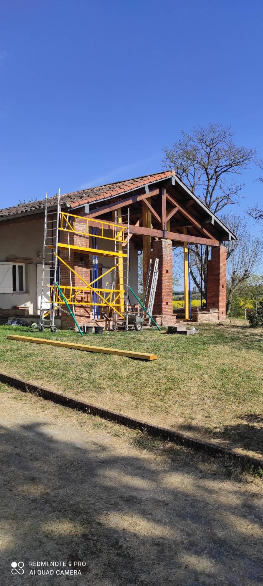 Ferme posée sur ses piliers, structure définitive